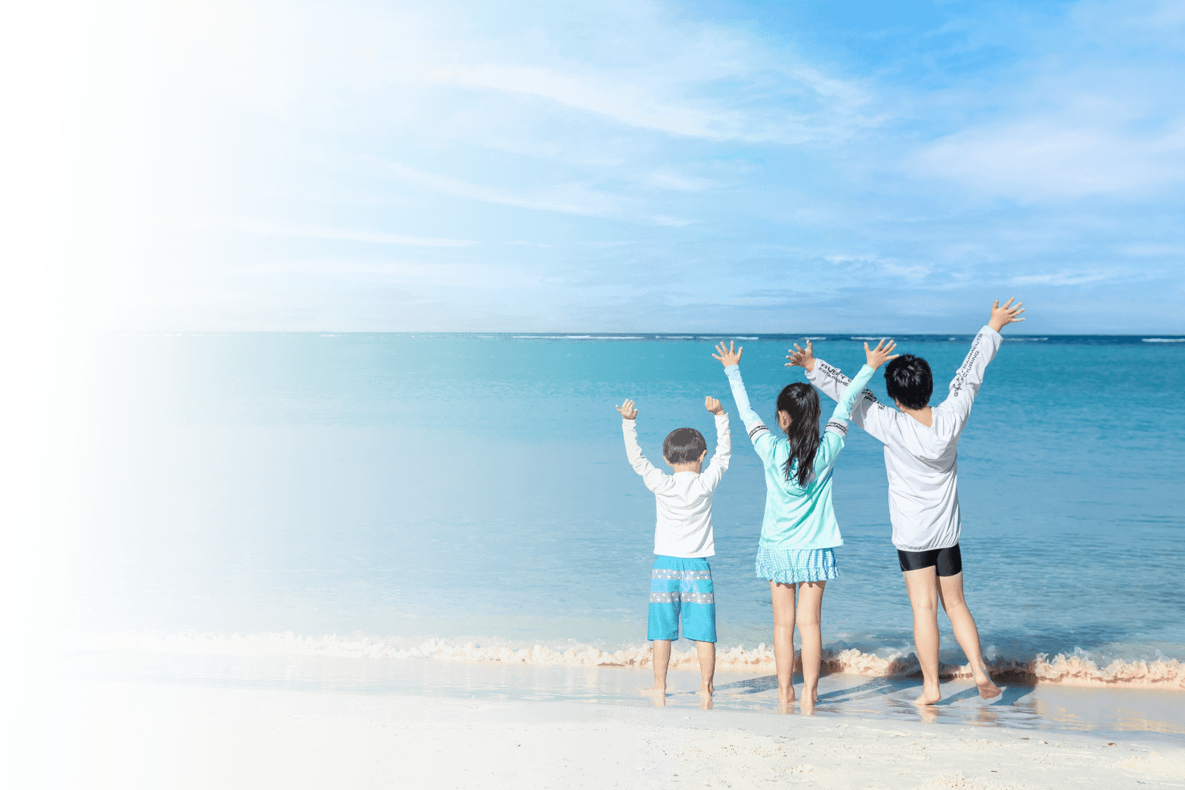 海辺で夏休みを楽しむ家族
